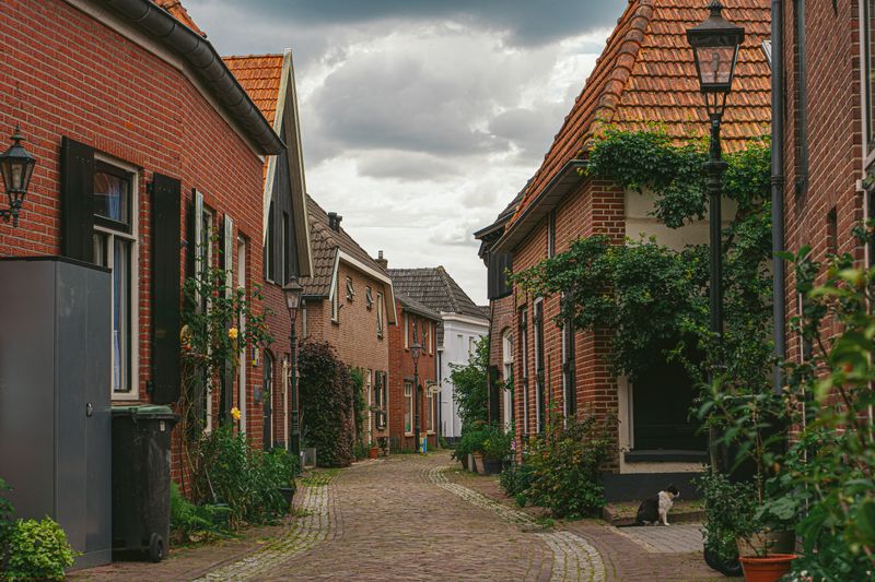 Straatje met bakstenen huizen — sfeerbeeld