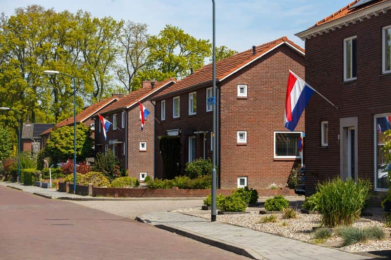 Nederlandse straat met bakstenen woningen — sfeerbeeld
